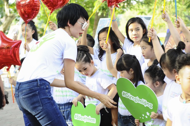 Xuân Lan đội nắng, cùng 135 em bé kêu gọi chống lại nạn ấu dâm - Ảnh 1.