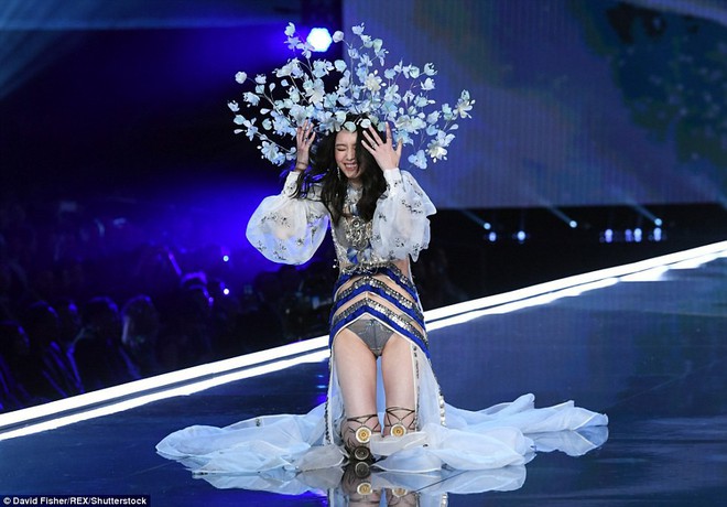 Victorias Secret Fashion Show 2017: Ming Xi bất ngờ ngã sấp mặt khi đang trình diễn - Ảnh 2. Victorias Secret Fashion Show 2017: Ming Xi bất ngờ ngã sấp mặt khi đang trình diễn - Ảnh 2.