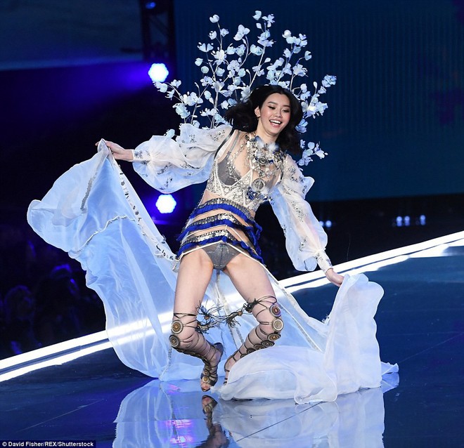 Victorias Secret Fashion Show 2017: Ming Xi bất ngờ ngã sấp mặt khi đang trình diễn - Ảnh 3. Victorias Secret Fashion Show 2017: Ming Xi bất ngờ ngã sấp mặt khi đang trình diễn - Ảnh 3.