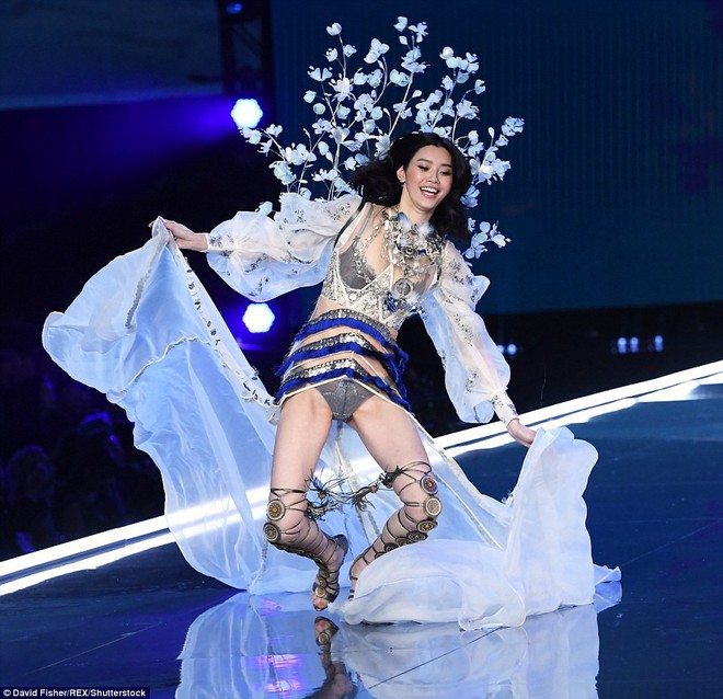 Victorias Secret Fashion Show 2017: Ming Xi bất ngờ ngã sấp mặt khi đang trình diễn - Ảnh 3.