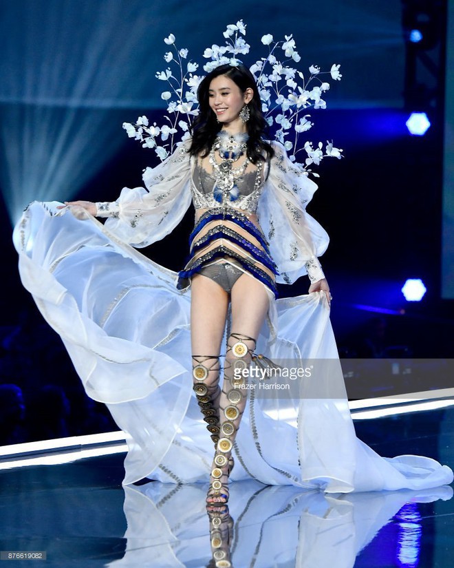 Victorias Secret Fashion Show 2017: Ming Xi bất ngờ ngã sấp mặt khi đang trình diễn - Ảnh 5.