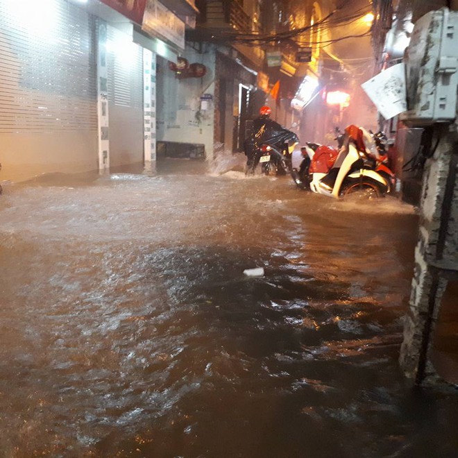 Mưa cực lớn, đường phố Hà Nội ngập úng nghiêm trọng lúc nửa đêm - Ảnh 1.