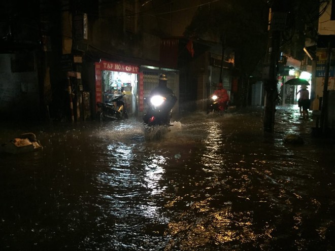 Mưa cực lớn, đường phố Hà Nội ngập úng nghiêm trọng lúc nửa đêm - Ảnh 10.