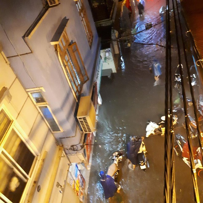 Mưa cực lớn, đường phố Hà Nội ngập úng nghiêm trọng lúc nửa đêm - Ảnh 12.