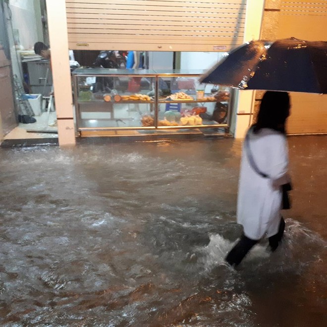 Mưa cực lớn, đường phố Hà Nội ngập úng nghiêm trọng lúc nửa đêm - Ảnh 2.