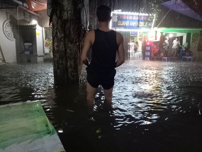 Mưa cực lớn, đường phố Hà Nội ngập úng nghiêm trọng lúc nửa đêm - Ảnh 3.
