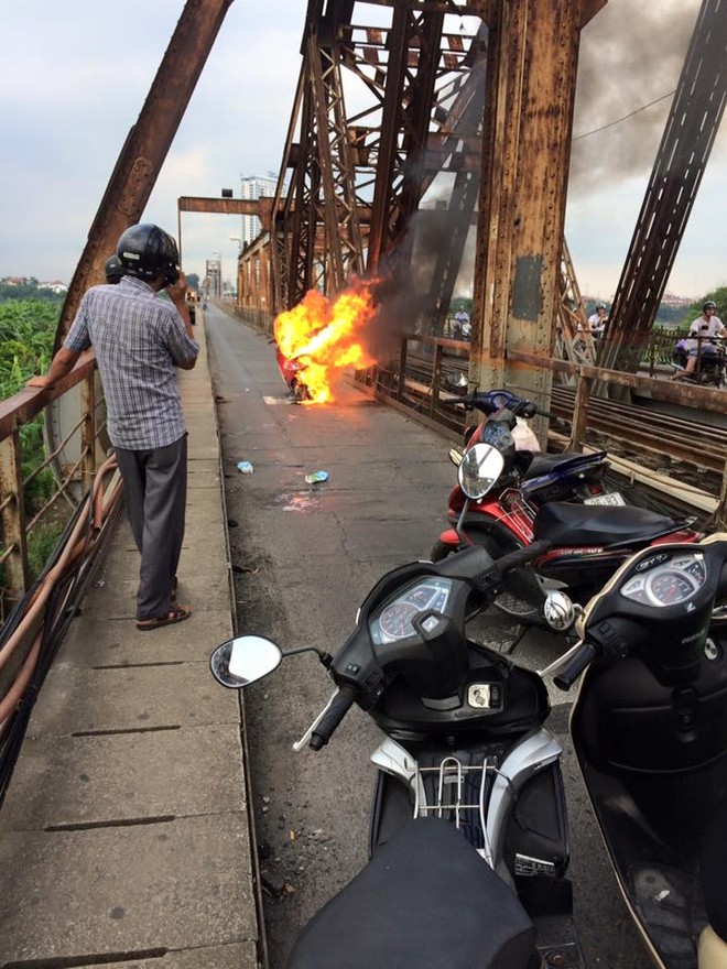 Người phụ nữ hoảng loạn nhảy khỏi xe máy đang bốc cháy trên cầu Long Biên - Ảnh 3.