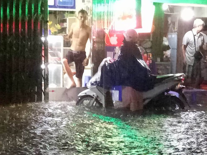 Mưa cực lớn, đường phố Hà Nội ngập úng nghiêm trọng lúc nửa đêm - Ảnh 4.