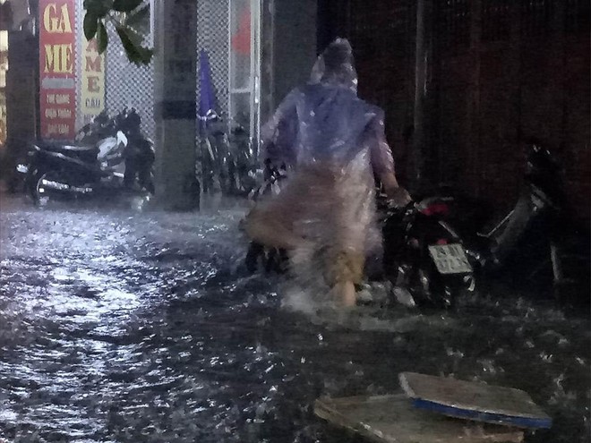 Mưa cực lớn, đường phố Hà Nội ngập úng nghiêm trọng lúc nửa đêm - Ảnh 5.
