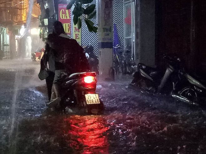 Mưa cực lớn, đường phố Hà Nội ngập úng nghiêm trọng lúc nửa đêm - Ảnh 6.