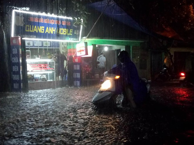 Mưa cực lớn, đường phố Hà Nội ngập úng nghiêm trọng lúc nửa đêm - Ảnh 7.