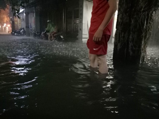 Mưa cực lớn, đường phố Hà Nội ngập úng nghiêm trọng lúc nửa đêm - Ảnh 8.