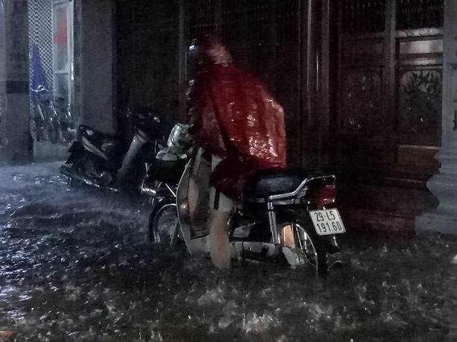 Mưa cực lớn, đường phố Hà Nội ngập úng nghiêm trọng lúc nửa đêm - Ảnh 9.