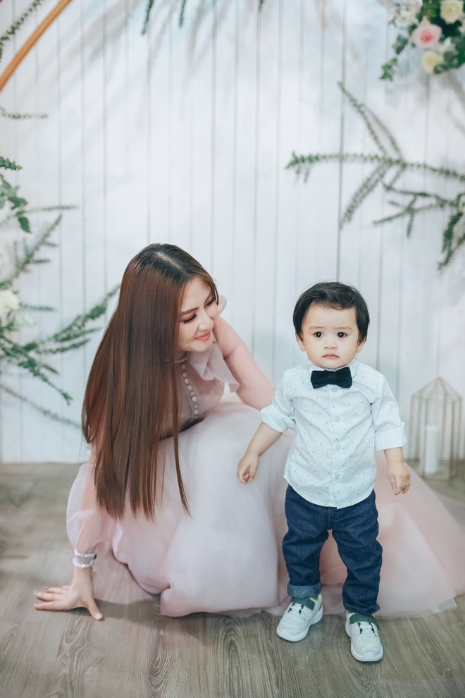 Nữ diễn vi&ecirc;n Kiều nữ v&agrave; đại gia khoe con trai gần 1 tuổi đẹp như con lai - Ảnh 4.