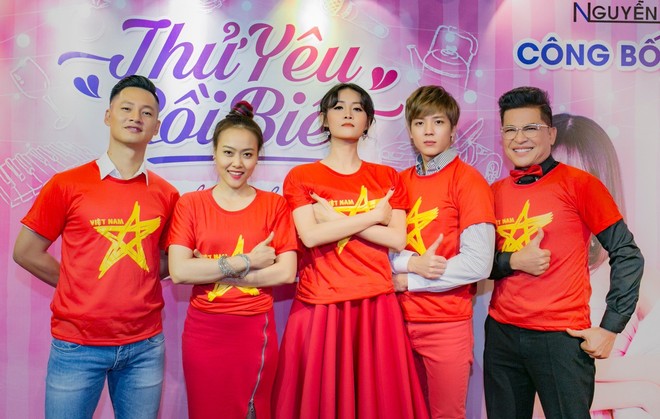 Trương Mỹ Nhân khoe giọng ngọt ngào, nhuộm đỏ buổi ra mắt phim vì U23 Việt Nam - Ảnh 7.