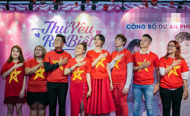 Trương Mỹ Nhân khoe giọng ngọt ngào, nhuộm đỏ buổi ra mắt phim vì U23 Việt Nam - Ảnh 9.