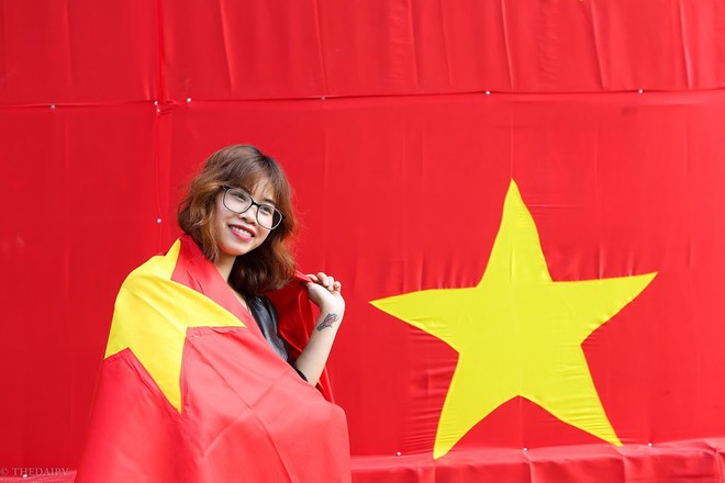 Hà Nội: Bức tường rào 500m2 phủ kín cờ đỏ sao vàng bất ngờ xuất hiện trên đường Nguyễn Trãi khiến người dân thích thú - Ảnh 9.