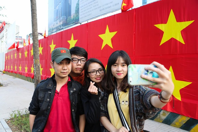 Hà Nội: Bức tường rào 500m2 phủ kín cờ đỏ sao vàng bất ngờ xuất hiện trên đường Nguyễn Trãi khiến người dân thích thú - Ảnh 11.