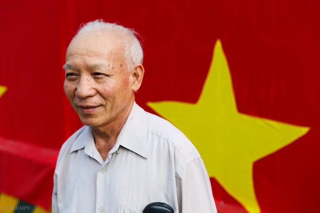 Hà Nội: Bức tường rào 500m2 phủ kín cờ đỏ sao vàng bất ngờ xuất hiện trên đường Nguyễn Trãi khiến người dân thích thú - Ảnh 6.