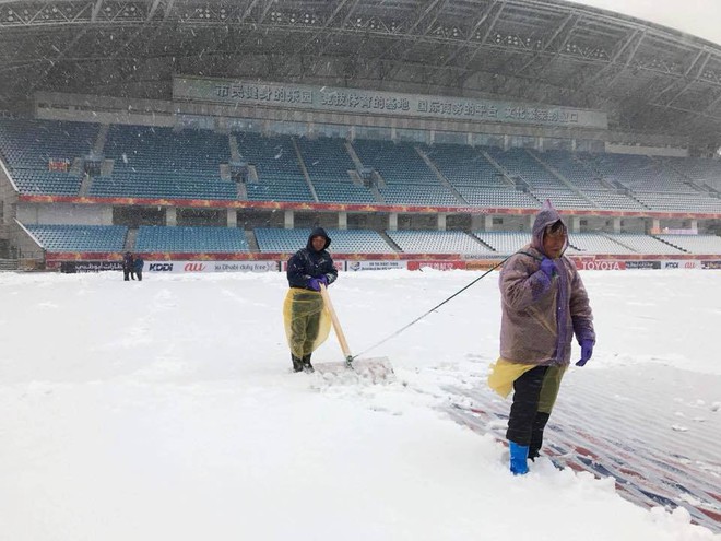 Chùm ảnh: Sân vận động Thường Châu tuyết phủ dày khiến trận chung kết của U23 Việt Nam - U23 Uzbekistan nguy cơ bị hoãn - Ảnh 1.