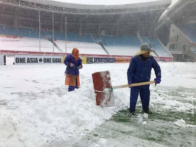 Chùm ảnh: Sân vận động Thường Châu tuyết phủ dày khiến trận chung kết của U23 Việt Nam - U23 Uzbekistan nguy cơ bị hoãn - Ảnh 2.