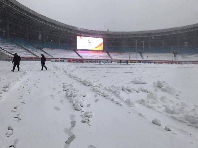 Chùm ảnh: Sân vận động Thường Châu tuyết phủ dày khiến trận chung kết của U23 Việt Nam - U23 Uzbekistan nguy cơ bị hoãn - Ảnh 3.