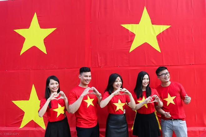 Hà Nội: Bức tường rào 500m2 phủ kín cờ đỏ sao vàng bất ngờ xuất hiện trên đường Nguyễn Trãi khiến người dân thích thú - Ảnh 12.