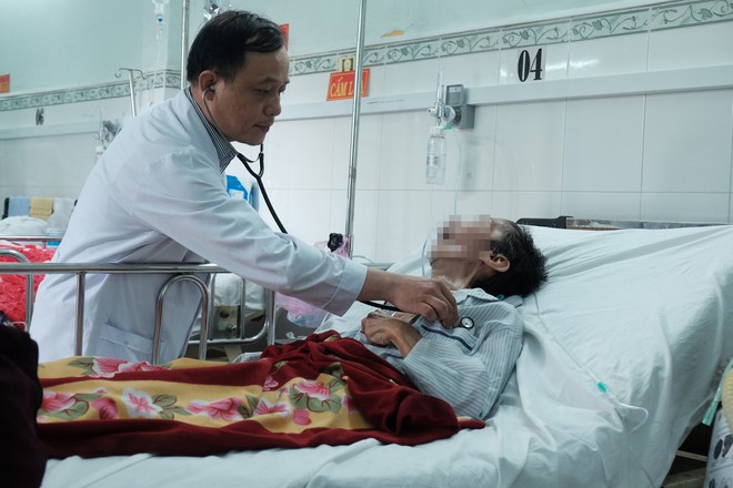 TP.HCM: Một người đ&agrave;n &ocirc;ng h&ocirc;n m&ecirc; chỉ v&igrave; ăn m&iacute;t ướt - Ảnh 1.