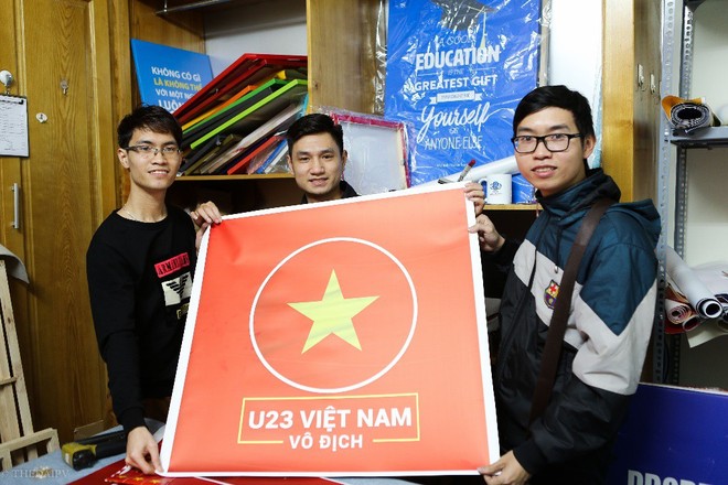 Hàng trăm CĐV phấn khởi nhận bộ dán cờ miễn phí trước thềm chung kết U23 Châu Á - Ảnh 3.