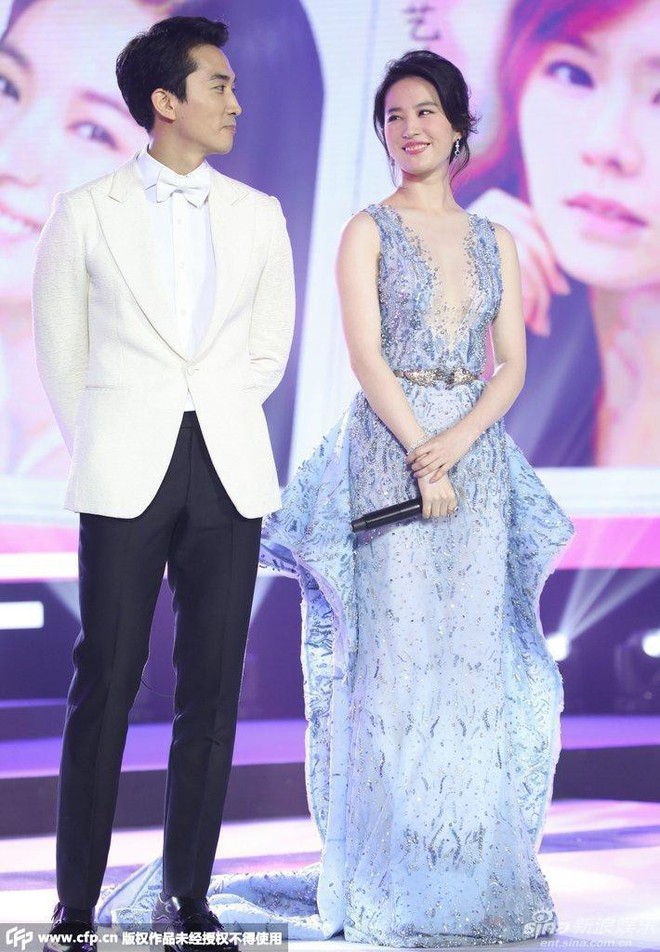 Trước khi chia tay, Lưu Diệc Phi và Song Seung Hun đã có phong cách thời trang đẹp và ăn ý thế này cơ mà - Ảnh 2.