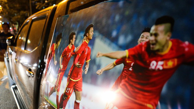 Hàng trăm CĐV phấn khởi nhận bộ dán cờ miễn phí trước thềm chung kết U23 Châu Á - Ảnh 14.
