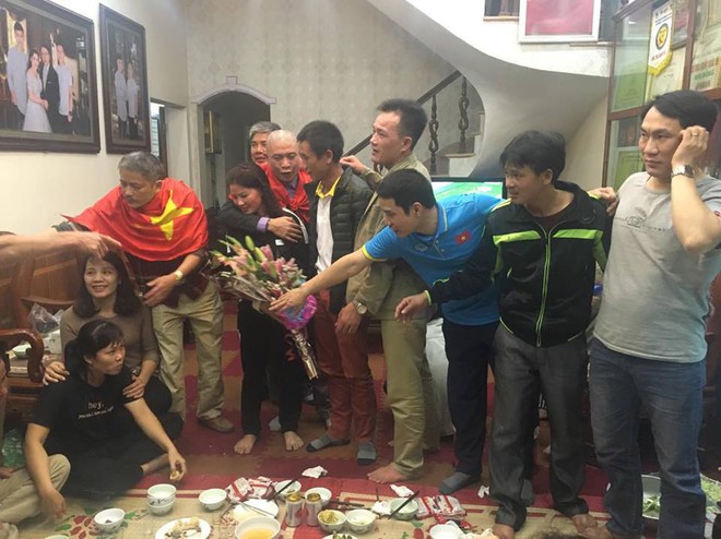 Gia đình các cầu thủ U23 Việt Nam ở nhà chuẩn bị xem trận chung kết cùng dân làng - Ảnh 1.