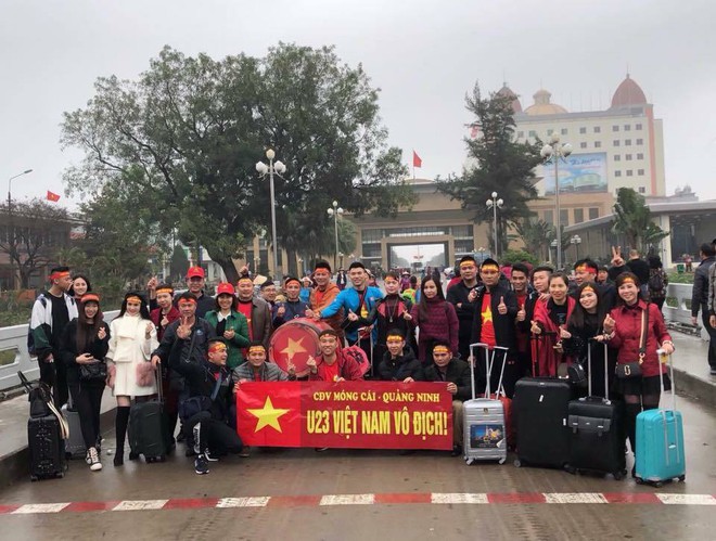 Nhiều cổ động viên tập trung ở cửa khẩu chuẩn bị lên đường sang Trung Quốc cổ vũ đội tuyển U23 Việt Nam - Ảnh 4. Nhiều cổ động viên tập trung ở cửa khẩu chuẩn bị lên đường sang Trung Quốc cổ vũ đội tuyển U23 Việt Nam - Ảnh 4.