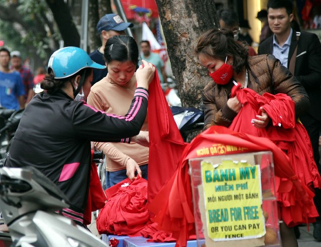 Người Hà Nội nô nức đi mua cờ, băng rôn để chuẩn bị cho trận chung kết lịch sử - Ảnh 3.