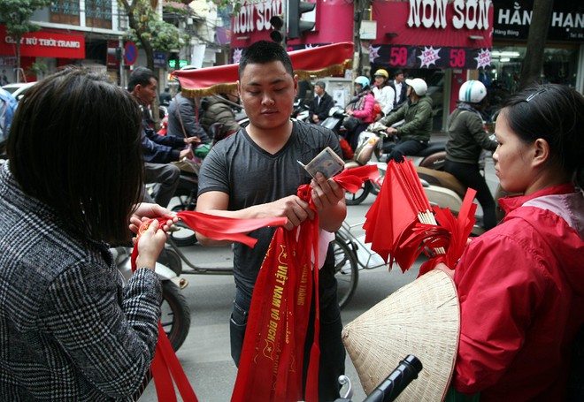 Người Hà Nội nô nức đi mua cờ, băng rôn để chuẩn bị cho trận chung kết lịch sử - Ảnh 6.