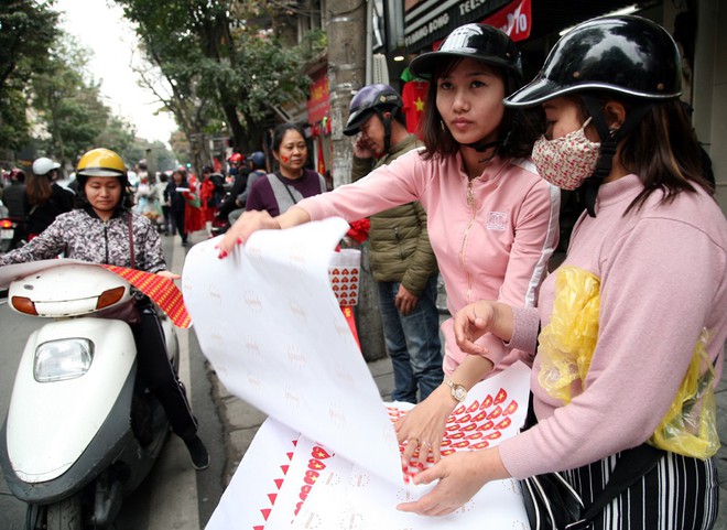 Người Hà Nội nô nức đi mua cờ, băng rôn để chuẩn bị cho trận chung kết lịch sử - Ảnh 7.