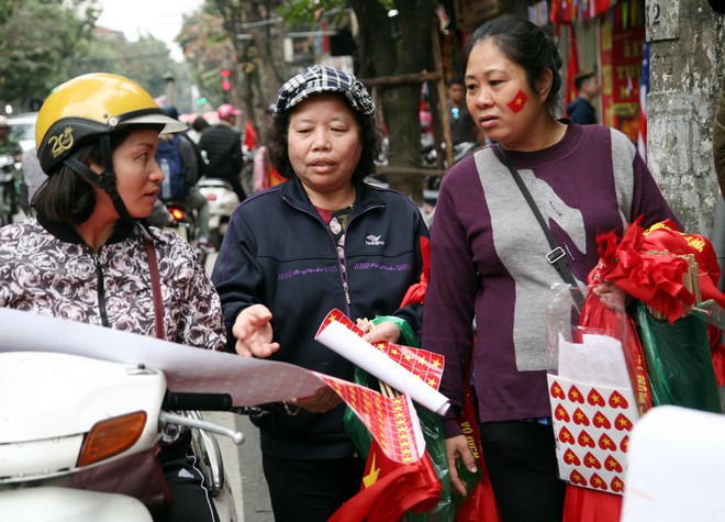 Người Hà Nội nô nức đi mua cờ, băng rôn để chuẩn bị cho trận chung kết lịch sử - Ảnh 8.