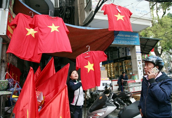 Người Hà Nội nô nức đi mua cờ, băng rôn để chuẩn bị cho trận chung kết lịch sử - Ảnh 10.