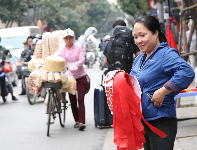 Người Hà Nội nô nức đi mua cờ, băng rôn để chuẩn bị cho trận chung kết lịch sử - Ảnh 11.