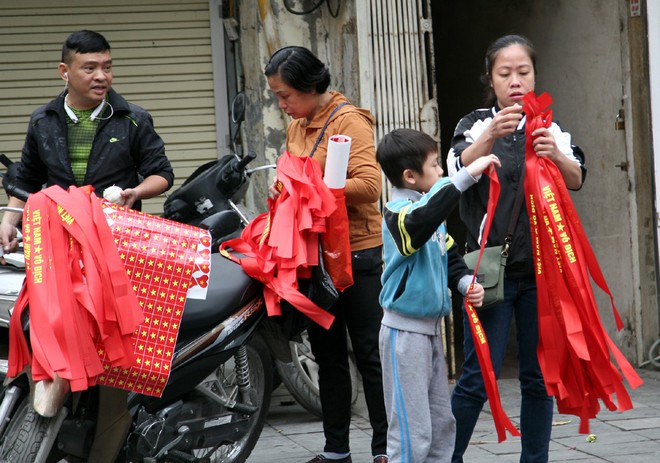 Người Hà Nội nô nức đi mua cờ, băng rôn để chuẩn bị cho trận chung kết lịch sử - Ảnh 12.