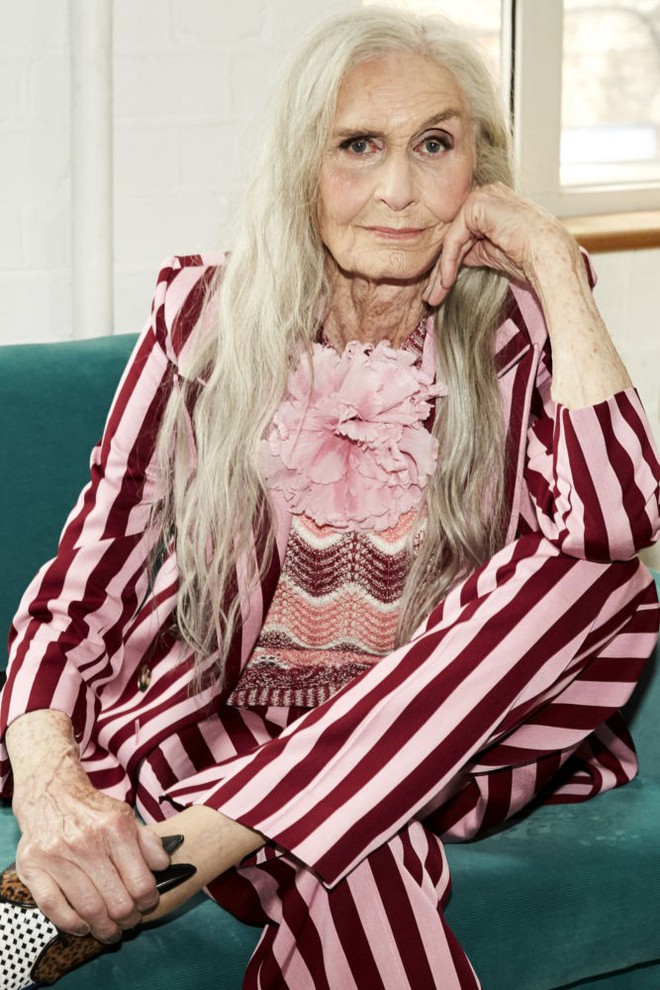 Siêu mẫu lớn tuổi nhất thế giới Daphne Self: 89 tuổi vẫn tự tin trở thành gương mặt quảng bá cho hãng mỹ phẩm - Ảnh 1.