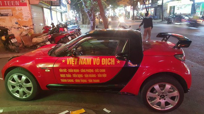 Ra phố những ngày này ai cũng thấy rộn ràng với biết bao chuyến xe “chở” đầy cờ hoa và cả dàn đội tuyển U23 Việt Nam - Ảnh 3. Ra phố những ngày này ai cũng thấy rộn ràng với biết bao chuyến xe “chở” đầy cờ hoa và cả dàn đội tuyển U23 Việt Nam - Ảnh 3.