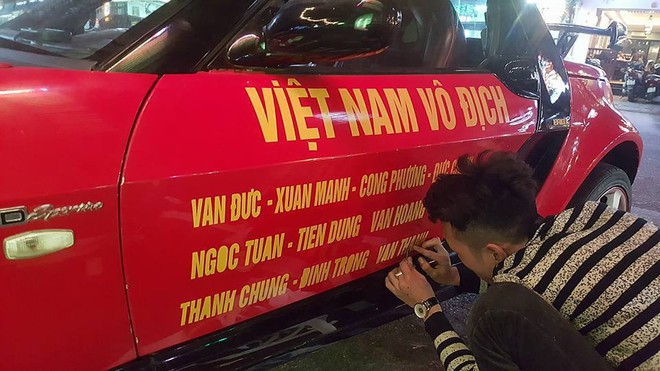 Ra phố những ngày này ai cũng thấy rộn ràng với biết bao chuyến xe “chở” đầy cờ hoa và cả dàn đội tuyển U23 Việt Nam - Ảnh 4. Ra phố những ngày này ai cũng thấy rộn ràng với biết bao chuyến xe “chở” đầy cờ hoa và cả dàn đội tuyển U23 Việt Nam - Ảnh 4.