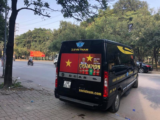 Ra phố những ngày này ai cũng thấy rộn ràng với biết bao chuyến xe “chở” đầy cờ hoa và cả dàn đội tuyển U23 Việt Nam - Ảnh 5. Ra phố những ngày này ai cũng thấy rộn ràng với biết bao chuyến xe “chở” đầy cờ hoa và cả dàn đội tuyển U23 Việt Nam - Ảnh 5.
