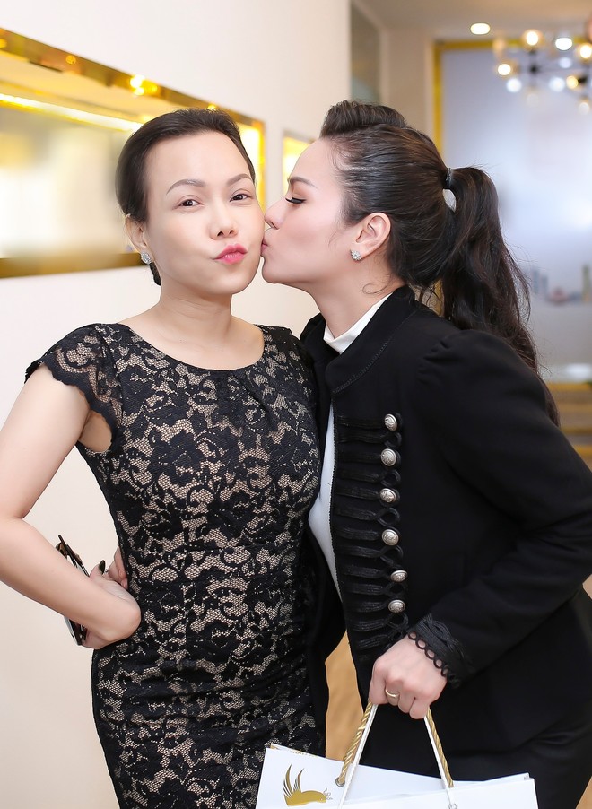 Nhật Kim Anh nhí nhảnh hôn lên má đàn chị Việt Hương - Ảnh 3.