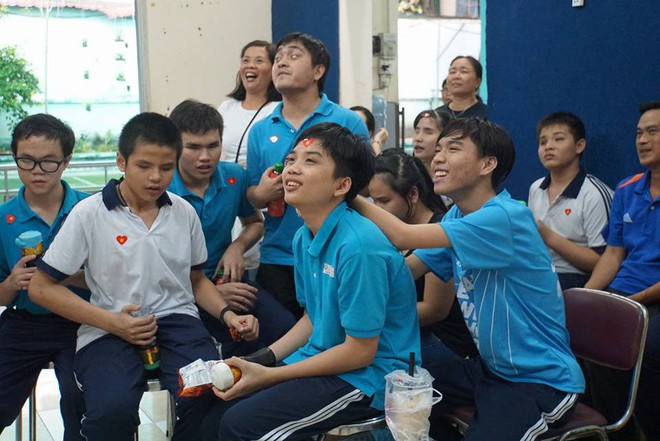 Chùm ảnh: Những đứa trẻ khiếm thị xem U23 Việt Nam đá trận chung kết Châu Á bằng cả trái tim - Ảnh 1.