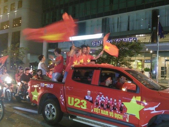 Người dân đổ ra đường chúc mừng các cầu thủ U23 Việt Nam dù không đạt ngôi vị cao nhất - Ảnh 13.