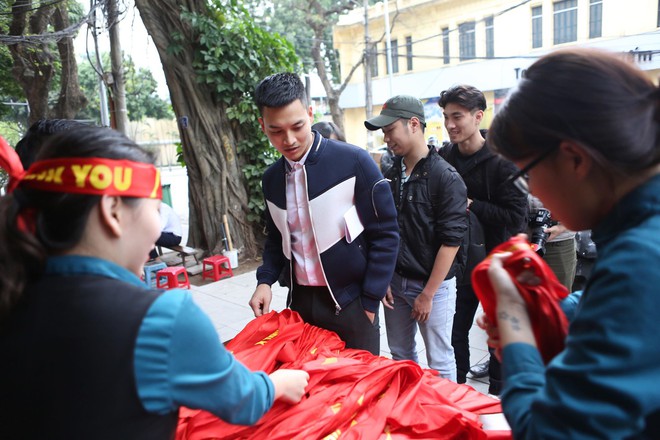 Hà Nội: 20.000 khăn in lời cảm ơn U23 Việt Nam được một quán cafe gửi tặng người hâm mộ - Ảnh 4.