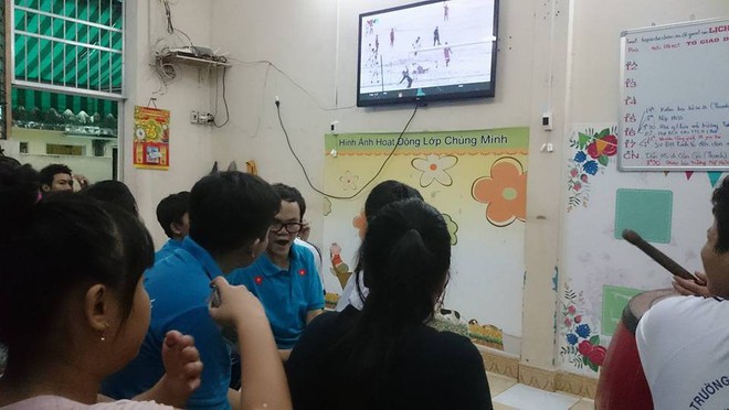 Chùm ảnh: Những đứa trẻ khiếm thị xem U23 Việt Nam đá trận chung kết Châu Á bằng cả trái tim - Ảnh 2.