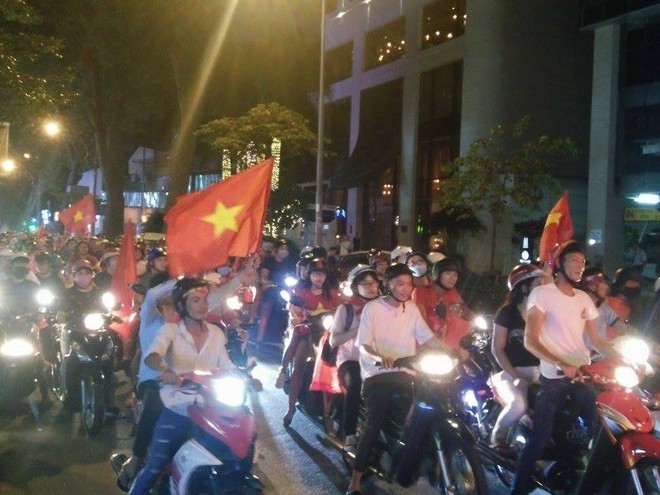 Người dân đổ ra đường chúc mừng các cầu thủ U23 Việt Nam dù không đạt ngôi vị cao nhất - Ảnh 14.